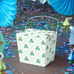 Elegante Caixa de Favor com Padrão de Trevo 2x2x2.<br><div class="desc">Adicione charme ao seu evento com estas Caixas de Favor com Padrão de Trevo Elegante. Medindo 2x2x2.75 polegadas, elas apresentam um design sofisticado de trevo perfeito para casamentos, festas e celebrações temáticas. Ideais para doces, pequenos presentes ou lembranças, essas caixas combinam estilo e função em uma apresentação única e festiva....</div>