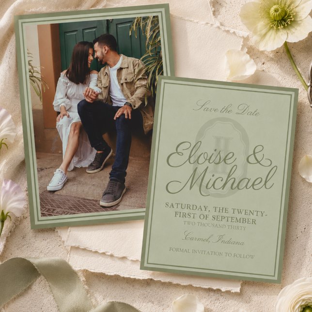 Elegante Cartão de Salvar a Data de Fotografia em  (Elegant Sage Green Monogram Photo Save the Date Invitation)