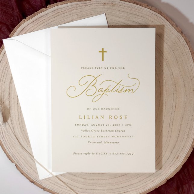 Elegante Convite de Batismo Bege Champagne Cruz em (Light beige baptism invitation with gold cross and script—timeless and personalized.)