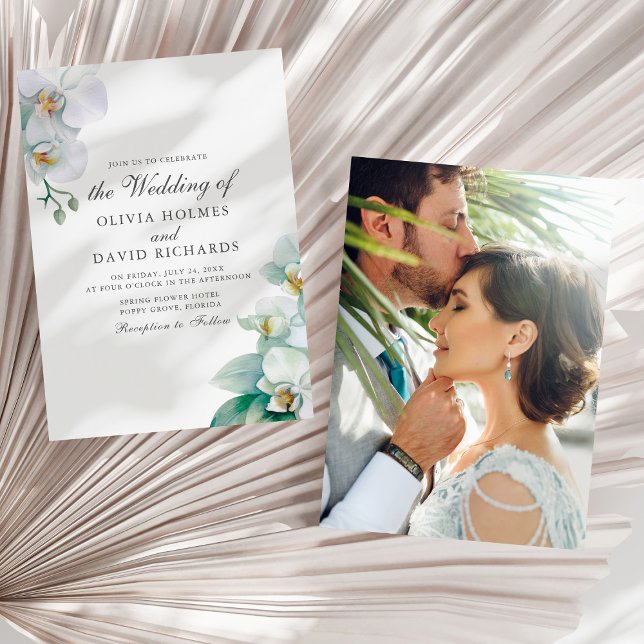 Elegante Convite de Casamento com Foto de Orquídea (Elegant Minimalist White Orchid Photo Wedding Invitation on a sunny white dry palm leaf.)