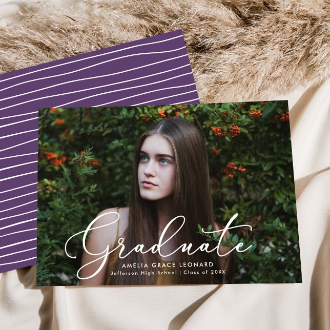 Elegante Convite de Graduação Foto Roxa Script (Criador carregado)