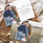 Elegante de Orçamento Salve a Data Foto Minimalist<br><div class="desc">Casamento de Orçamento Salve os Cartões de Data que têm uma foto na frente e atrás. Os Cartões salve a data contêm uma tipografia cursiva escrita moderna,  escrita à mão,  que é elegante,  simples e moderna,  a ser usada depois da celebração do dia do casamento.</div>