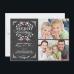 Elegante Holly Chalkboard Natal 2 Cartões com foto<br><div class="desc">Vintage chalkboard style Merry Christmas cartões de natal card with photomodel (Modelo de foto). Design preto e branco elegante com belas poinsettas vermelhas coroa oca, retrô festivo e tipografia formal do estilo letterpress decorativa no fundo da giz da cinza das ardósias. Adicione suas fotos favoritas da família de feriados e...</div>