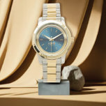 Elegante Monograma Dourado de Relógio Metálico Azu<br><div class="desc">Elegante Monograma Dourado Metálico Azul. Este elegante e moderno relógio é desenhado com tipografia por script de nome emparelhado com tipografia branca em ouro sobre um Dourado quadrado metálico Azul e tem espaço para você escrever seu nome. O nome do monograma pode ser facilmente personalizado para fazer um design como...</div>
