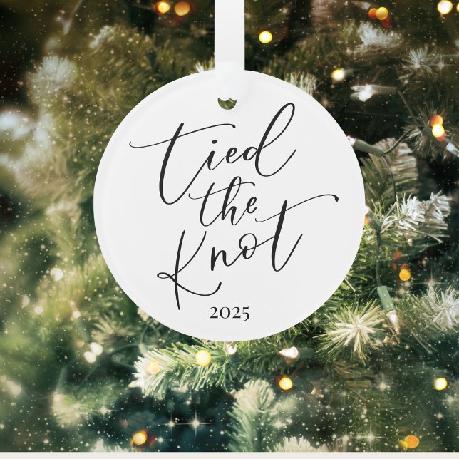 Elegante Ornamento Minimalista de Primeiro Ano de  (Tied the Knot Ornament | Wedding Keepsake for Couples | Elegant First Christmas Together Gift)