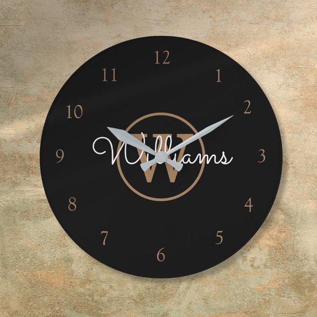 Elegante Relógio de Parede com Monograma em Preto  (Elegant Black Gold Monogram Script Name Large Clock)