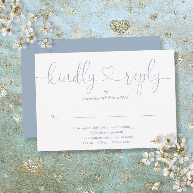 Elegante Resposta Gentil Coração em Script Azul Po (Elegant Dusty Blue Script Heart Kindly Reply RSVP Card)