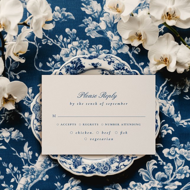 Elegante Script Blue Floral Crest Casamento RSVP (Criador carregado)