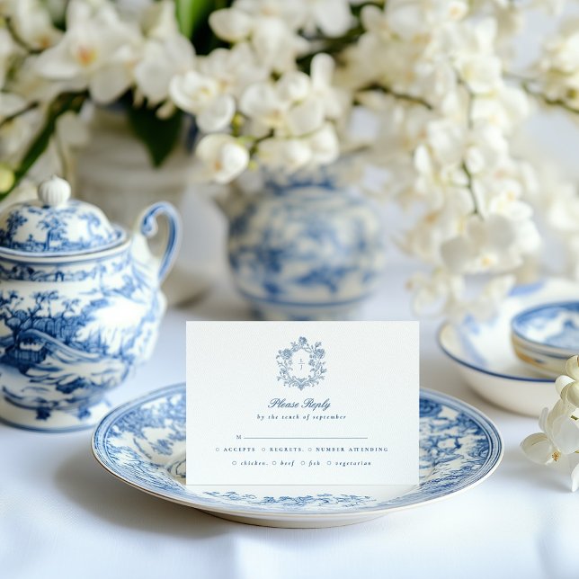 Elegante Script Blue Floral Crest Casamento RSVP (Criador carregado)