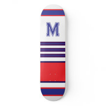 Elegante skateboard com listras azuis vermelhas e
