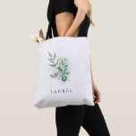 Elegante Verde Monograma Bridesmaid Tote Bag<br><div class="desc">Esta elegante bolsa de tote de damas de honra monograma é o presente perfeito para ela. O moderno elegante design apresenta uma disposição botânica natural de eucalipto,  folhas e plantas com um sutil sotaque de hortelã verde-aquarela.</div>