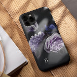 Elegante Violet Floral Rosa Monograma<br><div class="desc">Adicione um pouco de luxo ao seu telefone com este chic case com um aglomerado de florais exuberantes em lavanda roxo e indigo azul em um fundo preto dramático. Personalize com seu solteiro inicial no canto inferior esquerdo em caracteres clássicos de marfim.</div>