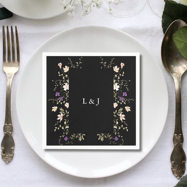Elegantes Guardanapos de Casamento Florais com Flo (Black wildflowers floral wedding napkin adds refined charm to a beautifully styled reception table)