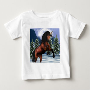 Elevando o t-shirt do bebê do unicórnio da