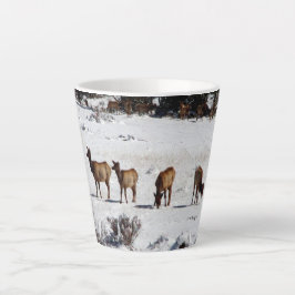 Elk na caneca de latão de neve
