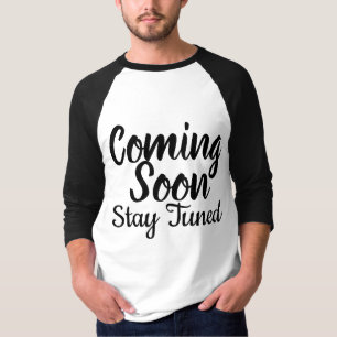 "Em Breve Aguarde" Camiseta Raglan Tipografia