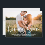 Em Breve, Gravidez de Fotografia Moderna em Caligr<br><div class="desc">Um bebê vem logo! Anuncie as grandes notícias com este cartão de anúncio fotógrafo. Apresenta a camada moderna de caligrafia 'Coming Brevemente' e o padrão floral de aquarela amarela. Personalize adicionando sua foto e detalhes. Este cartão de anúncio de gravidez fotográfica de script é perfeito para anúncios neutros em termos...</div>