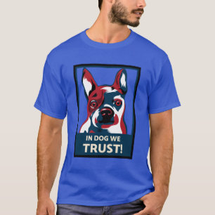 Em Cachorro Confiamos Camiseta Patriótica Engraçad