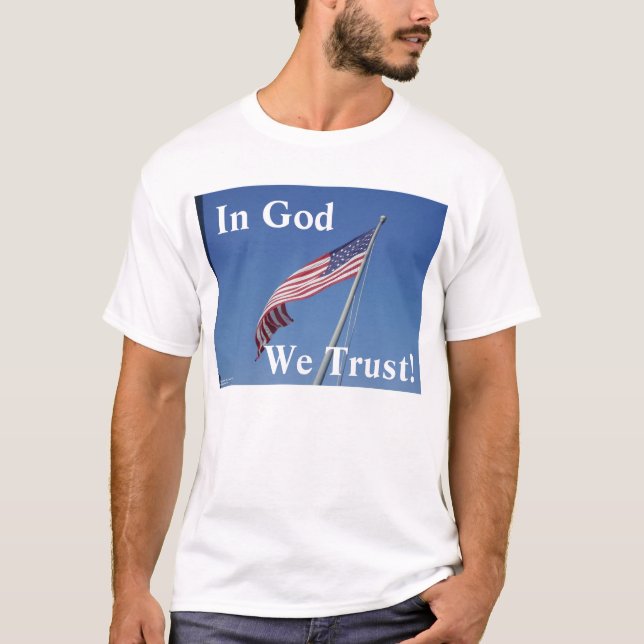 Em Deus, confiamos em camisa (Frente)