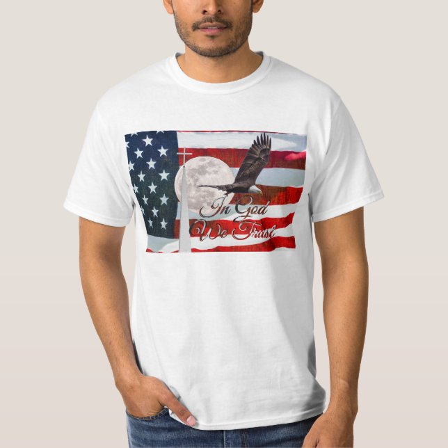 Em Deus, nós confiamos na camiseta (Frente)