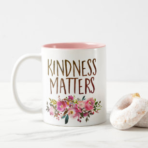 Em Dois Tons A bondade importa caneca de café floral
