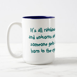 Em Dois Tons Arcos-íris e caneca de café dos unicórnios