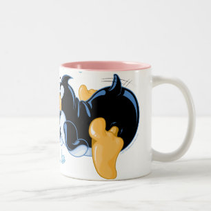 Em Dois Tons Beijando a caneca de café dos pinguins