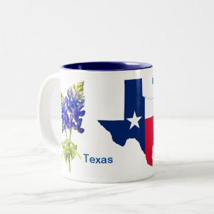 Em Dois Tons Bluebonnets no Texas com uma caneca branca de café