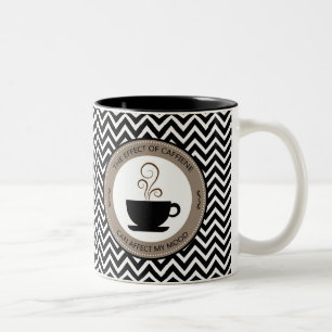 Em Dois Tons Café Traz a caneca de café