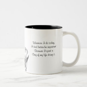 Em Dois Tons Calla lily esboça a caneca de café preto e branco