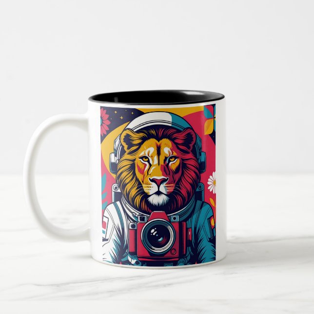 Em Dois Tons Caneca de Astronauta Leão Cósmico | Café de Arte E (Esquerda)