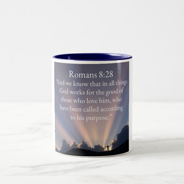 Em Dois Tons Caneca de café com versículo bíblico Romanos 8:28  (Centro)