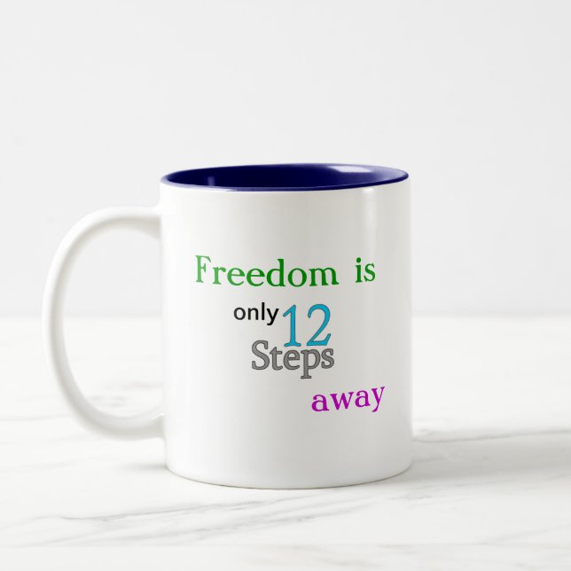 Em Dois Tons Caneca de café da liberdade da etapa do AA 12 (Esquerda)