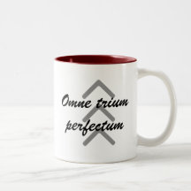 Caneca de café de "perfectum do trium Omne "
