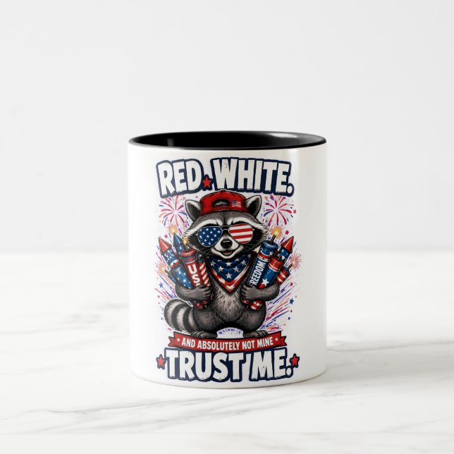 Em Dois Tons Caneca de Café do Guaxinim de Fogos de 4 de Julho (Centro)