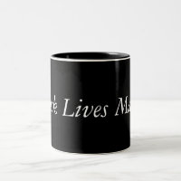 Caneca de café preta da matéria das vidas