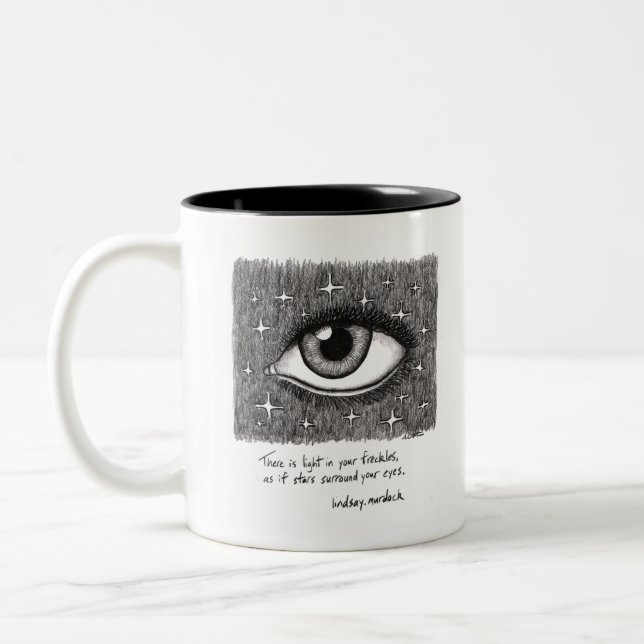 Em Dois Tons caneca de café preto e branco com citações e arte (Esquerda)