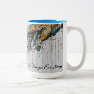 Em Dois Tons Caneca de Café Together We Rise – Mãos Abstratas A