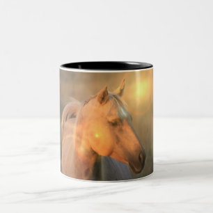 Em Dois Tons Cavalo do Palomino na caneca de café leve