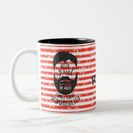 Em Dois Tons Com grande barba vem a caneca de café