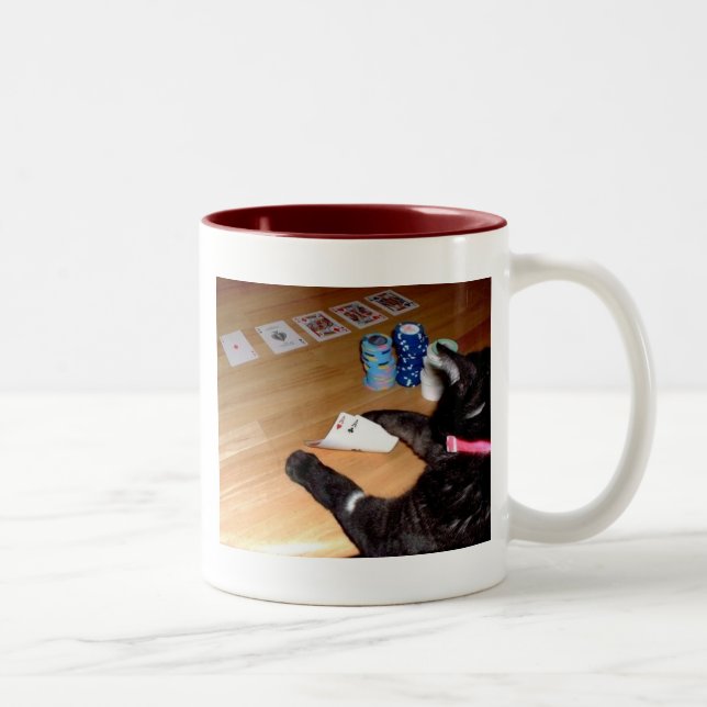 Em Dois Tons Gato real que joga a caneca de café do póquer (Direita)