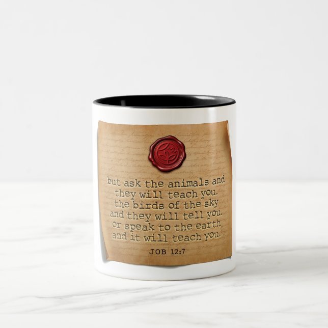 Em Dois Tons JÓ 12:7 - Caneca de Café (Centro)