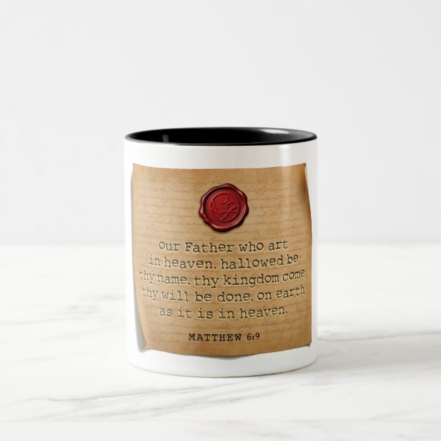 Em Dois Tons MATEUS 6:9 - Caneca de Café (Centro)