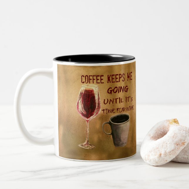 Em Dois Tons O vinho e o café mantêm-me caneca de café indo (Com Donut)
