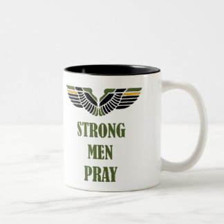 Em Dois Tons Os homens fortes Pray a caneca de café cristã do