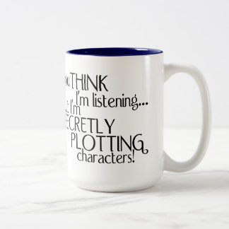Em Dois Tons Secreta traçando a caneca de café
