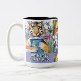 Em Dois Tons Tiger segurando o grande livro, uma caneca de café