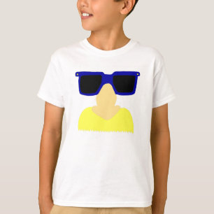Em incógnito bigode & t-shirt básico dos miúdos