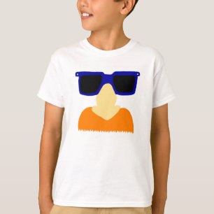 Em incógnito bigode & t-shirt básico dos miúdos