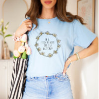 Em um campo de Rosas, ela é uma camiseta de flores